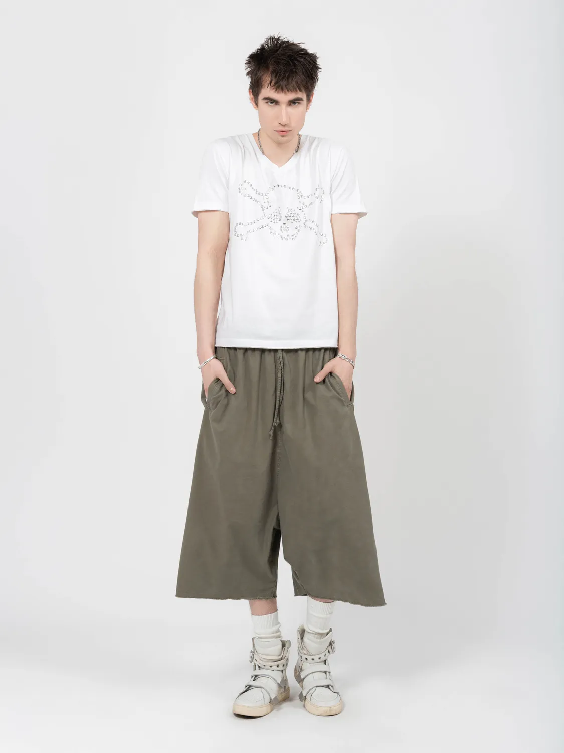 Enrage V-Neck White Studded Skull tricou alb cu tinte