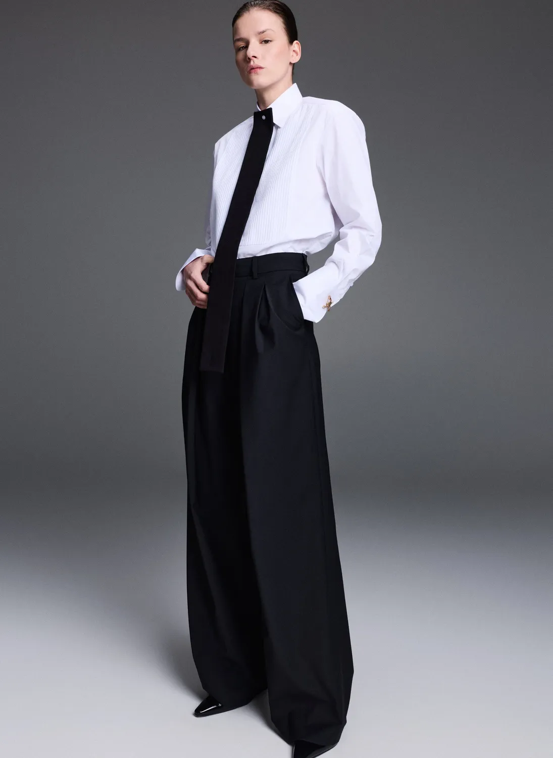 Dualitae pantaloni negri cu pense croi tailored din lana