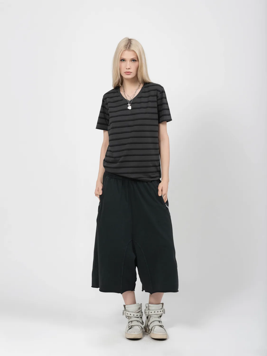 Enrage V-Neck Tee tricou negru cu dungi bumbac