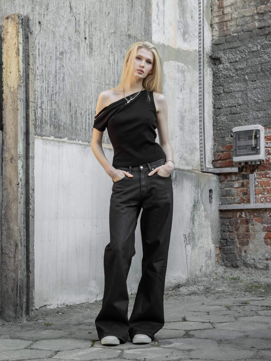 Enrage Off Shoulder Top Black bluza neagra umar gol
