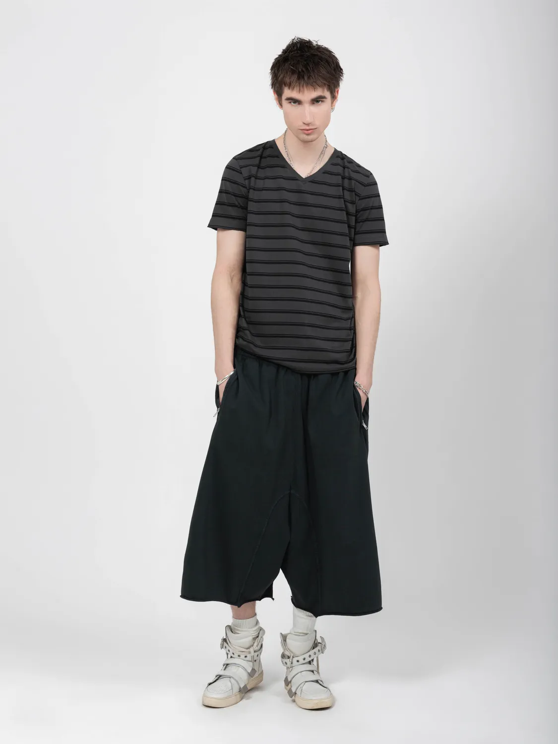 Enrage V-Neck Tee tricou negru cu dungi bumbac