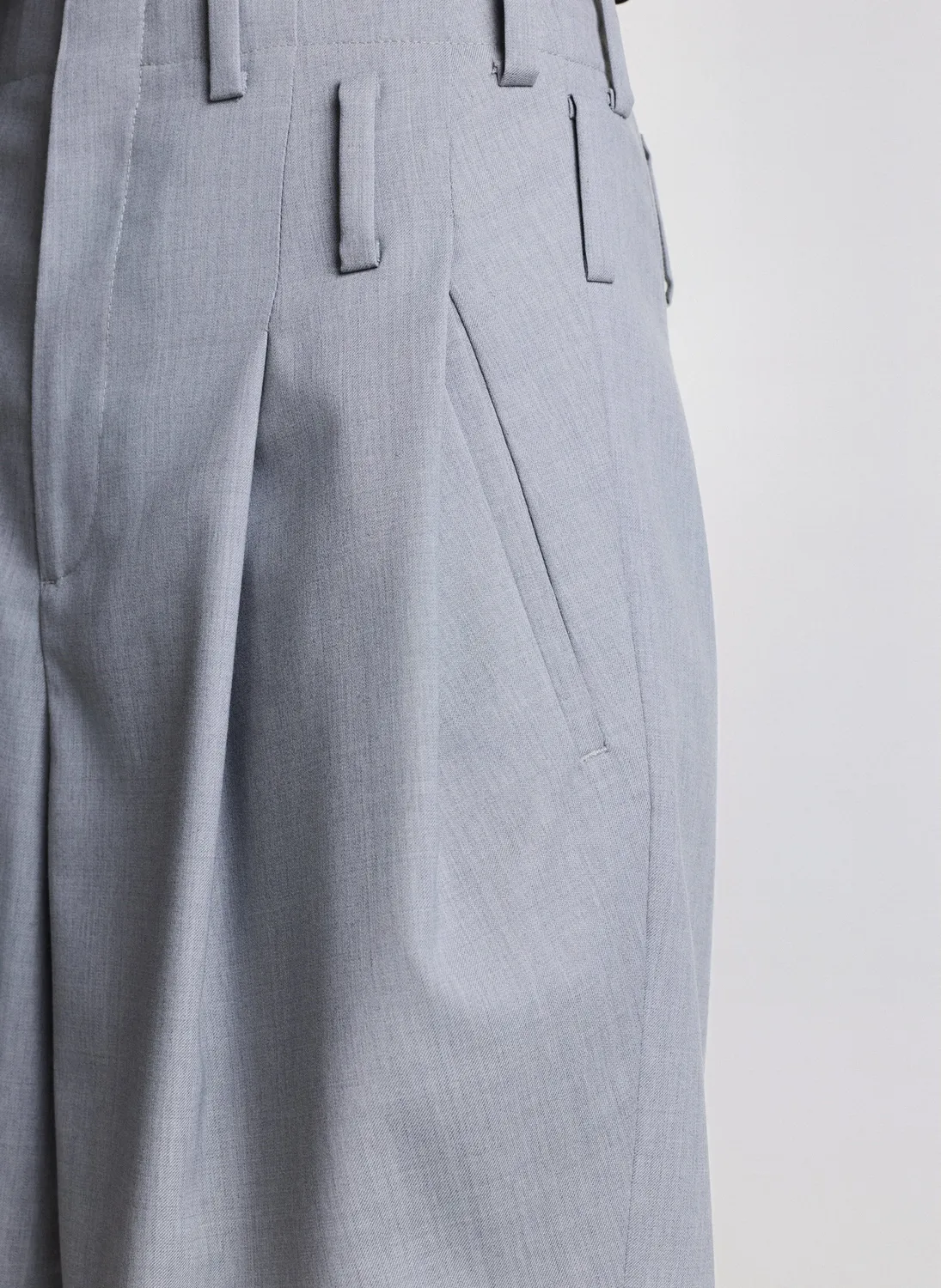 Dualitae pantaloni scurti cu pense gri structurati