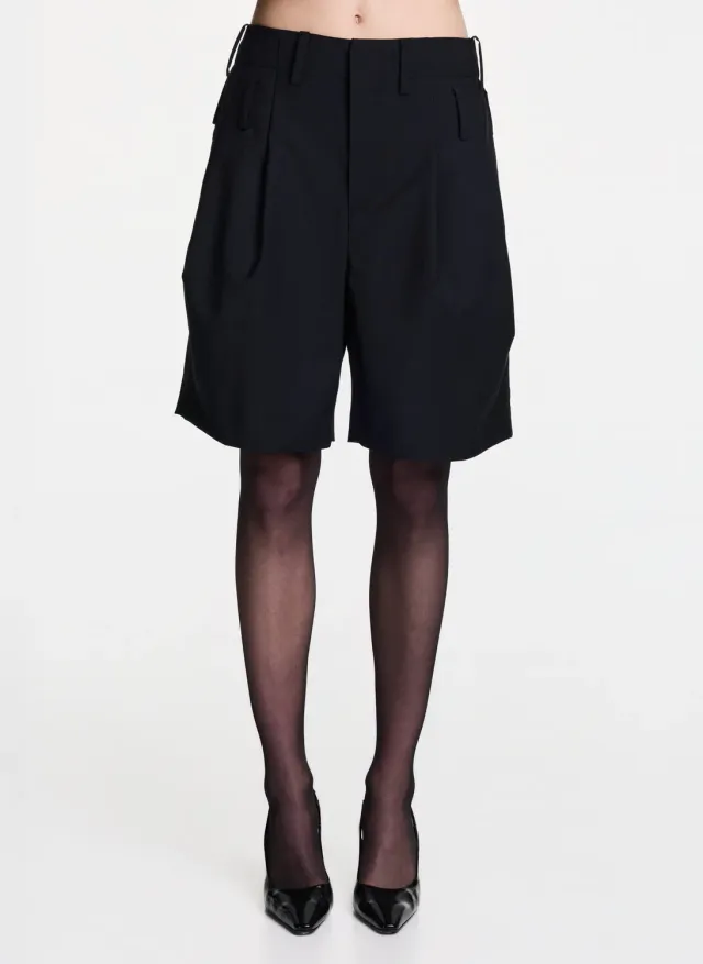 Dualitae pantaloni scurti negri cu pense marime S 36