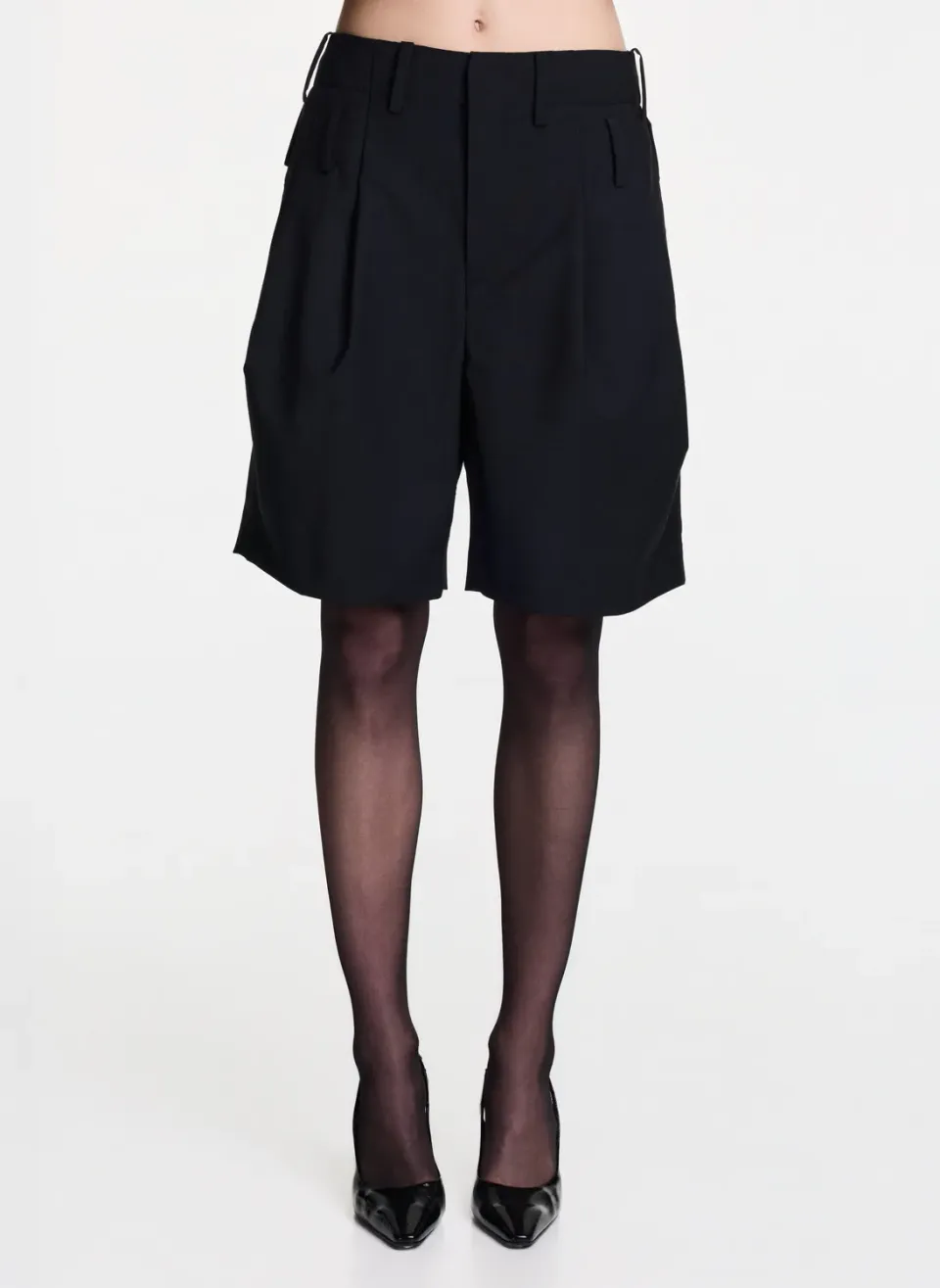 Dualitae pantaloni scurti negri cu pense marime S 36