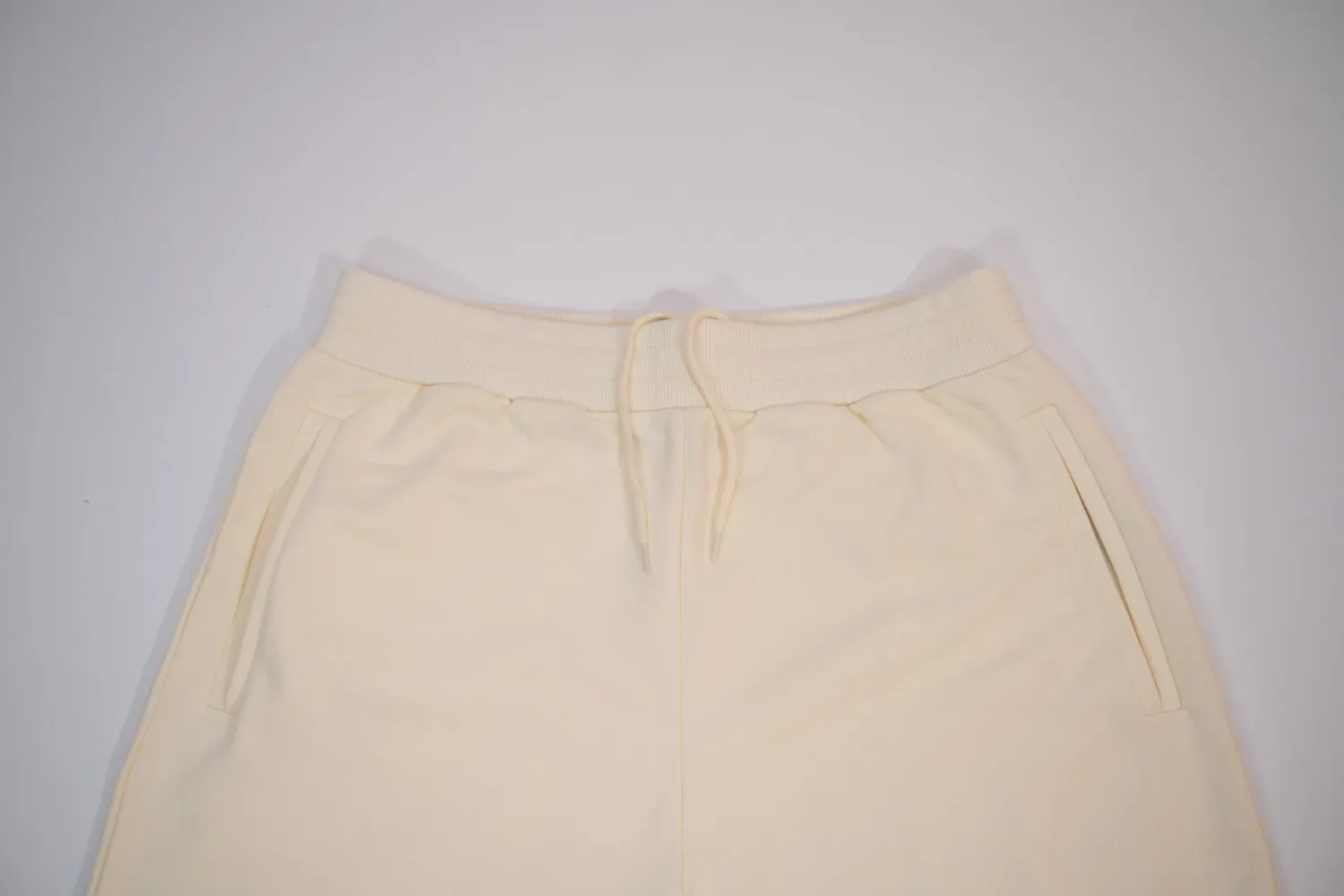 CREATEDBY Culture Cream pantaloni scurti crem lejeri