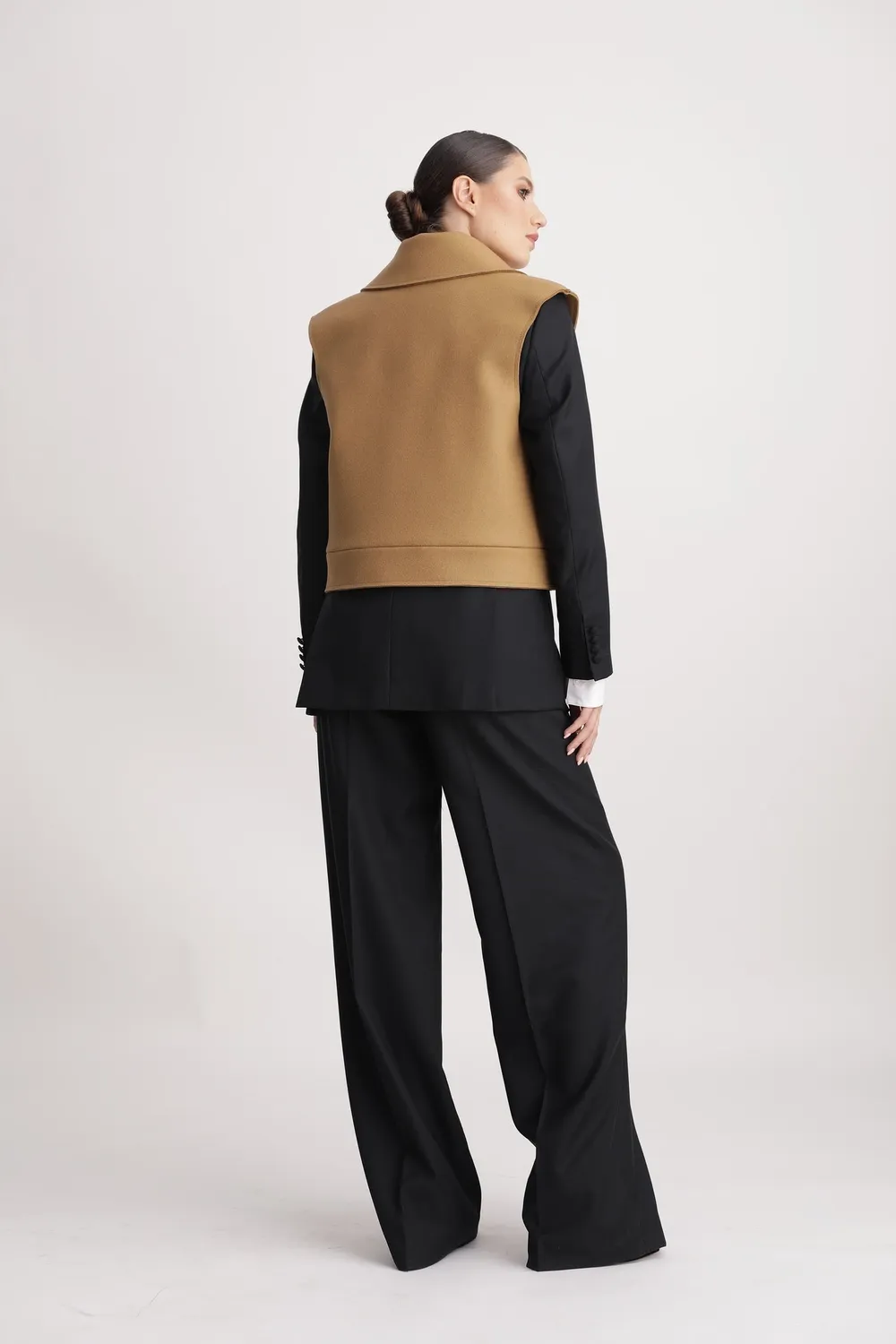 Dualitae Brizo vesta scurta camel lana